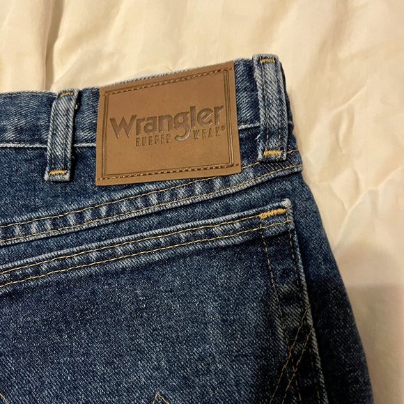 2 Pairs 34x30 for 13 bucks  Men's Wrangler Rugged Wear Relaxed Jeans Like New - Picture 4 of 6